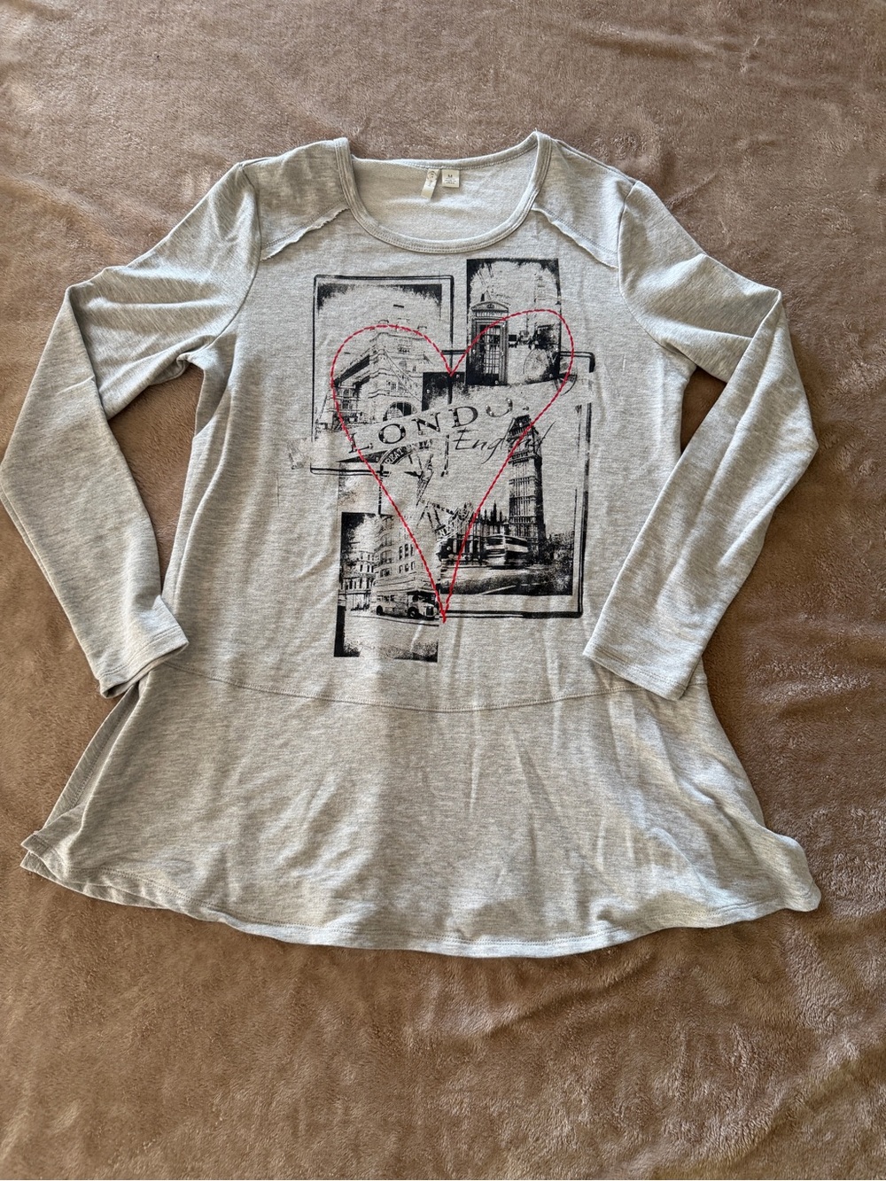 C EST 1946 Gray Long Sleeve Tunic Top with Graphic Heart